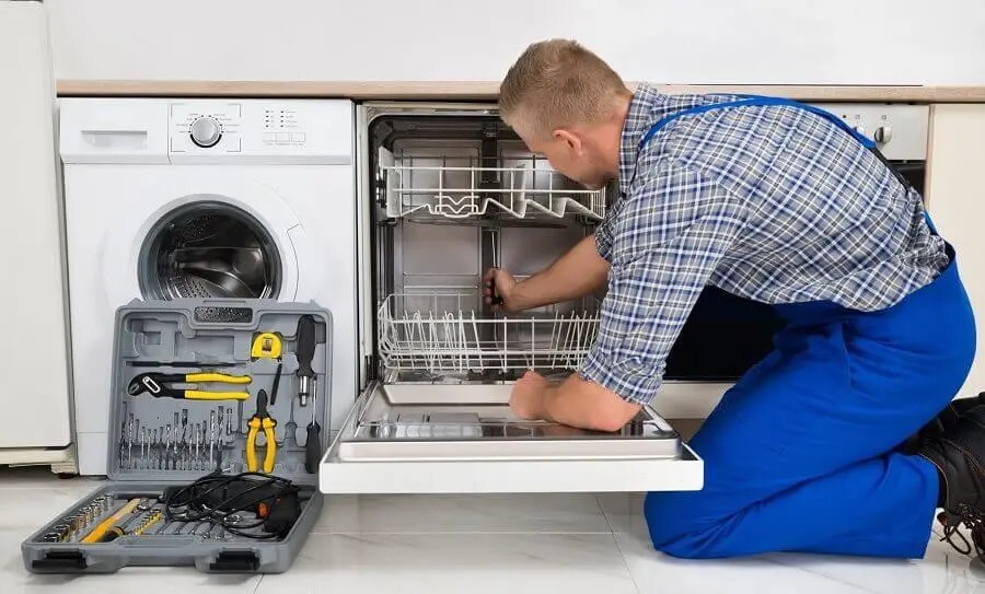 Karabağlar Maytag servisi teknisyen ekibi beyaz eşya tamiri yaparken